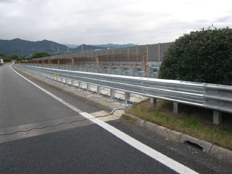 九州自動車道中央分離帯防護柵改良工事