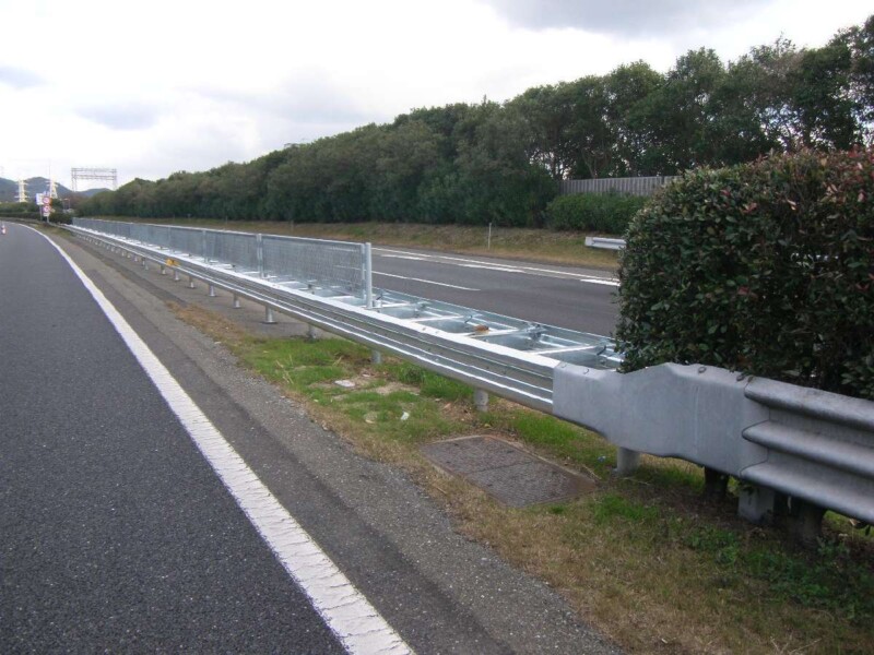 九州自動車道中央分離帯防護柵改良工事